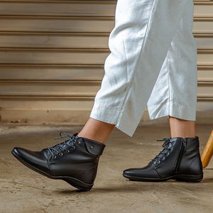 Bota Feminina Ang859 de Amarrar em Couro Preto Burned