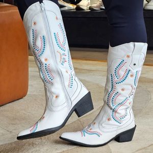 Bota Feminina Western WES018 em Couro Branco e cano bordado